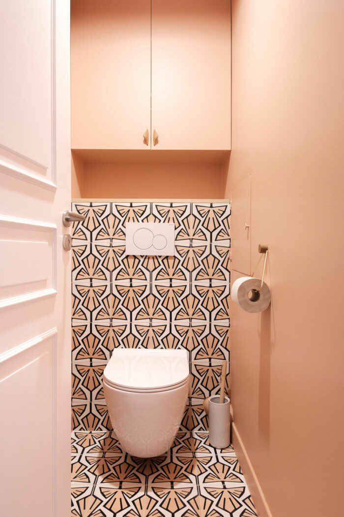 toilette avec carrelage à motif