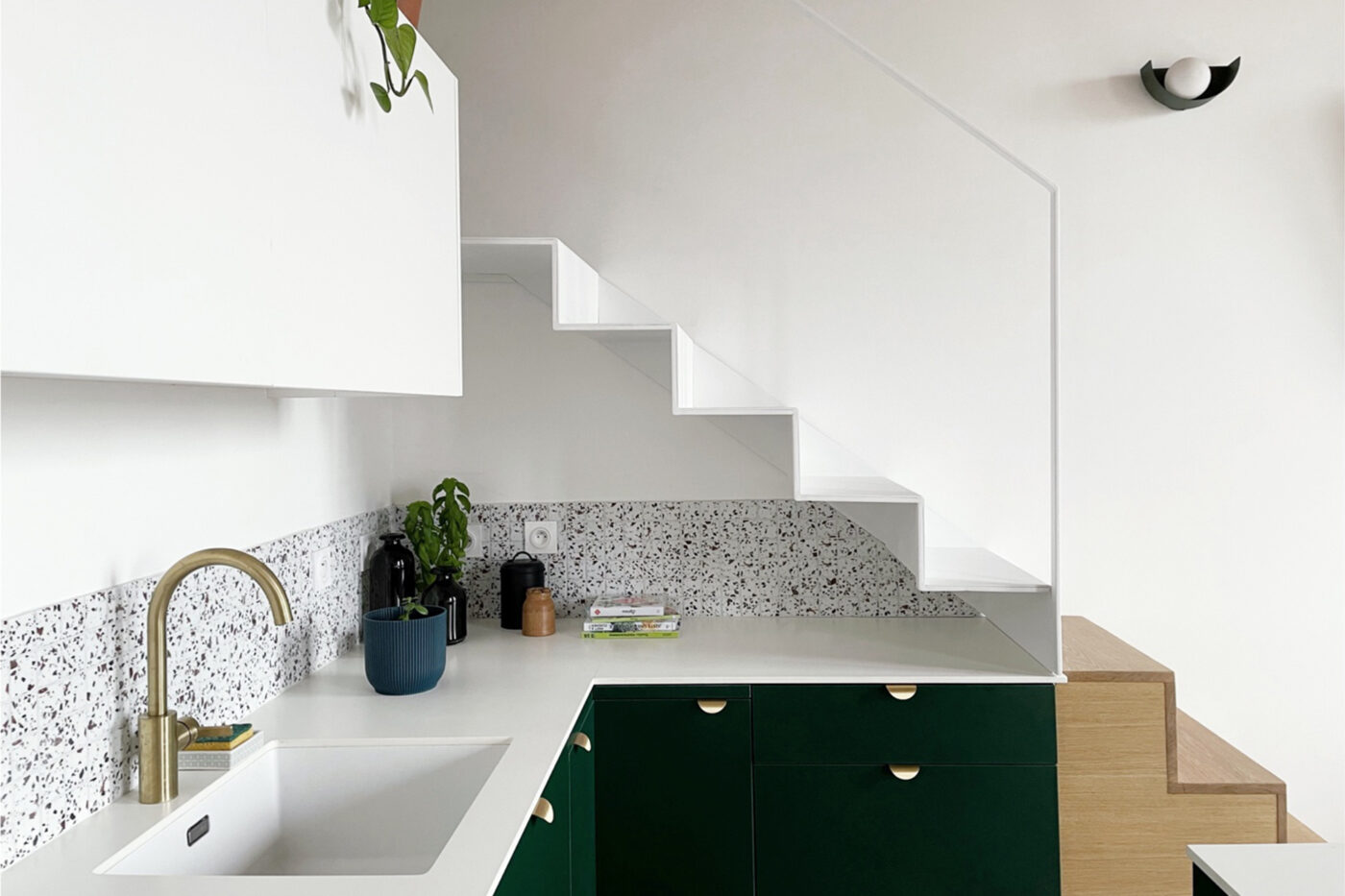 cuisine et banquette relié avec placard vert
