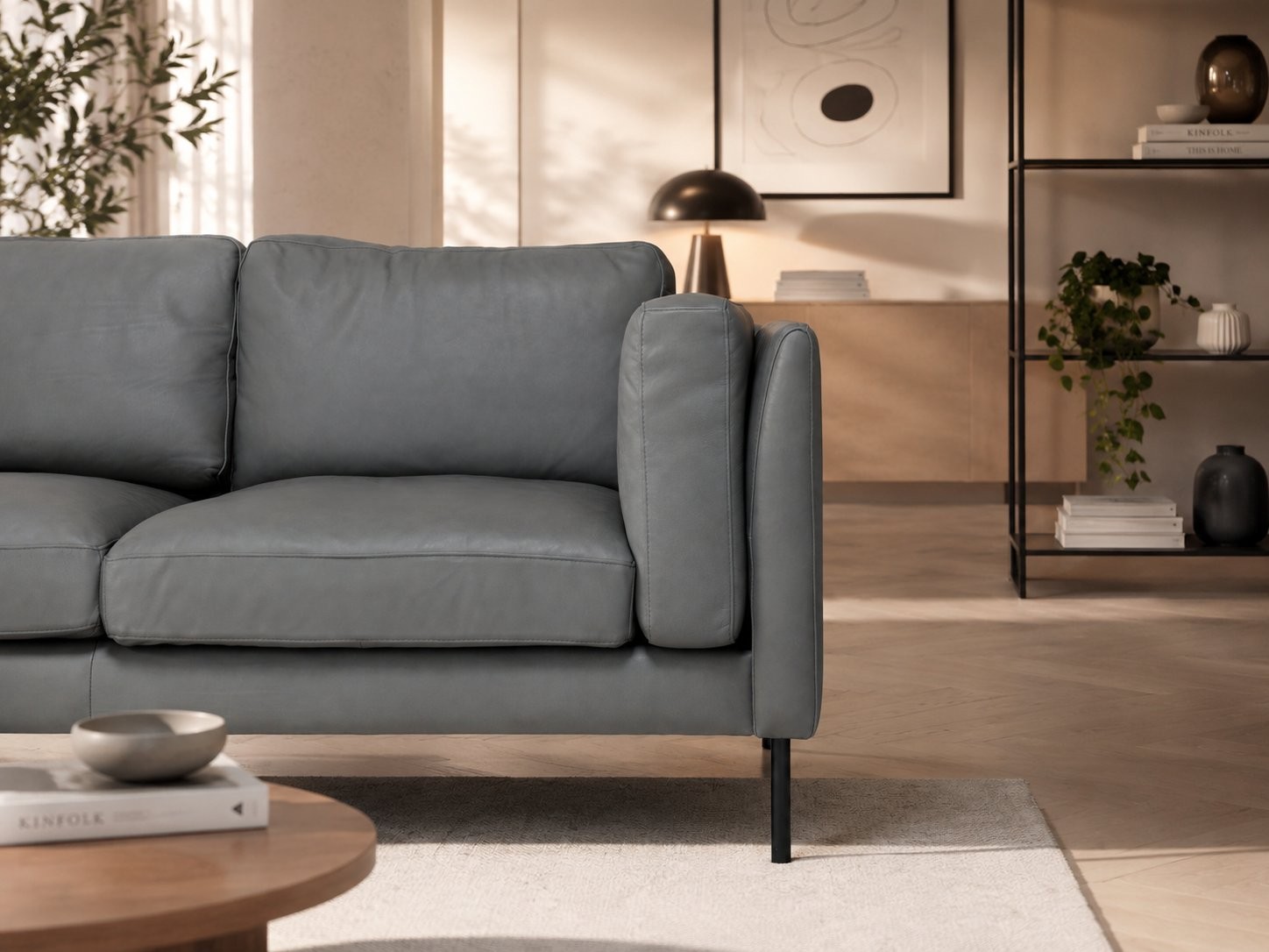 Canapé en cuir gris dans un salon moderne